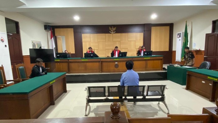 Anggota DPRD Pasangkayu Paris Balinono menjalani sidang putusan kasus politik uang.
