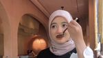 Potret Arafah Rianti Saat Makan Nasi Padang dan Jajan Smores