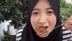 Potret Arafah Rianti Saat Makan Nasi Padang dan Jajan Smores