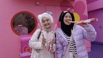 Potret Arafah Rianti Saat Makan Nasi Padang dan Jajan Smores