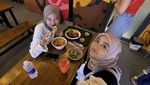 Potret Arafah Rianti Saat Makan Nasi Padang dan Jajan Smores