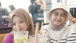 Potret Arafah Rianti Saat Makan Nasi Padang dan Jajan Smores