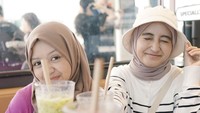 Wanita berusia 27 tahun itu juga sempat jalan-jalan ke Korea. Ia menunjukkan momen bersama sang adik saat menikmati minuman segar di sebuah kafe. Foto: Instagram @arafahrianti