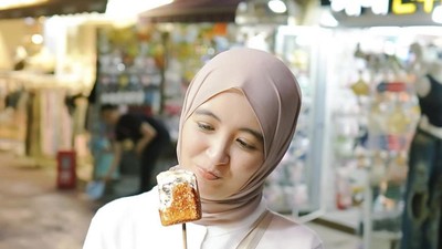 Potret Arafah Rianti Saat Makan Nasi Padang dan Jajan Smores