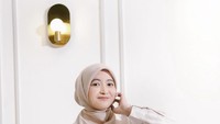 Arafah Rianti belum lama ini membagikan potret kesedihannya karena habis dilabrak oleh tetangganya. Alasannya dilabrak pun karena punya 3 mobil. Foto: Instagram @arafahrianti