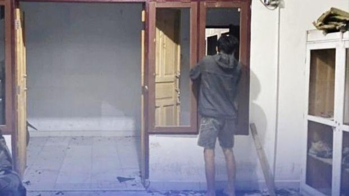Asrama Hikma Luwu Utara (Lutra) di Kota Palopo, Sulawesi Selatan (Sulsel), diserang sejumlah mahasiswa menggunakan batu dan kayu.