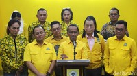 Ketua Umum Partai Golkar Bahlil Lahadalia mengumumkan struktur lengkap kepengurusan partai di DPP Golkar, Jakarta, Kamis (7/11/2024).