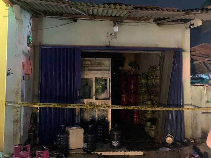 Bangunan kios di Kecamatan Cilodong, Kota Depok, Jawa Barat (Jabar). Sebanyak empat orang menderita luka bakar akibat peristiwa kebakaran tersebut. (dok Damkar Depok)