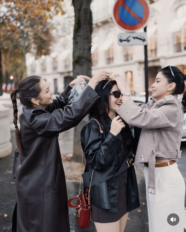 Seperti para calon pengantin yang akan menikah, Febby juga tampak didandani dengan veil serta bando bertuliskan ‘Bride’. Dalam foto terlihat Enzy dan Medina yang sibuk mendandani sahabatnya tersebut. Foto: Instagram/@medinadinaaa