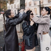 Seperti para calon pengantin yang akan menikah, Febby juga tampak didandani dengan veil serta bando bertuliskan ‘Bride’. Dalam foto terlihat Enzy dan Medina yang sibuk mendandani sahabatnya tersebut. Foto: Instagram/@medinadinaaa