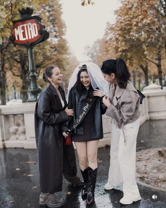 Tak lupa, selempang bertuliskan “I’m getting married” juga tampak dikenakan Febby. Selempang tersebut senada dengan pakaian serba hitam yang dikenakan Febby. Foto: Instagram/@medinadinaaa