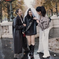 Tak lupa, selempang bertuliskan “I’m getting married” juga tampak dikenakan Febby. Selempang tersebut senada dengan pakaian serba hitam yang dikenakan Febby. Foto: Instagram/@medinadinaaa