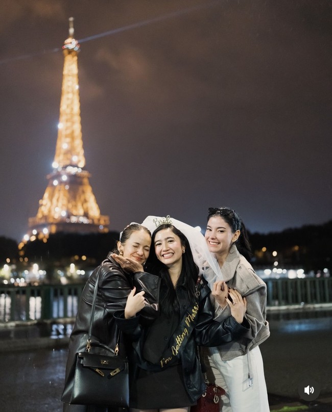 Febby bersama kedua sahabatnya itu juga berpose bersama dengan latar belakang menara Eiffel. “Lancar-lancar cah ayu,” tulis Medina dalam unggahannya. Foto: Instagram/@medinadinaaa