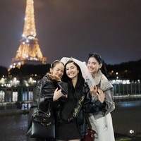 Febby bersama kedua sahabatnya itu juga berpose bersama dengan latar belakang menara Eiffel. “Lancar-lancar cah ayu,” tulis Medina dalam unggahannya. Foto: Instagram/@medinadinaaa