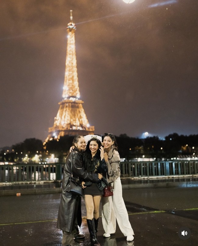 Febby tampil stylish dengan padu padan jaket kulit hitam, rok pendek, serta sepasang sepatu boots senada. Foto: Instagram/@medinadinaaa