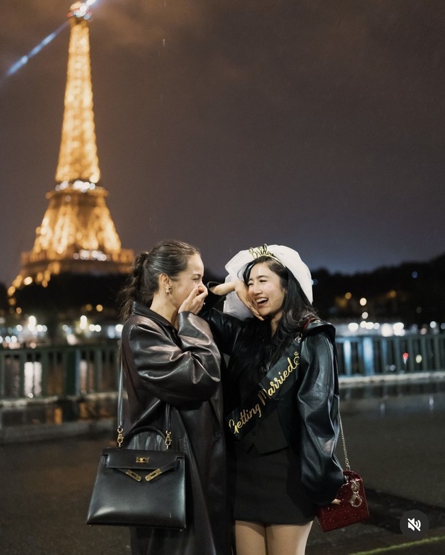 Tampil kompak, Enzy juga tampak mengenakan coat kulit berwarna gelap. Penampilannya terlihat simpel dengan tas berwarna senada. Foto: Instagram/@medinadinaaa