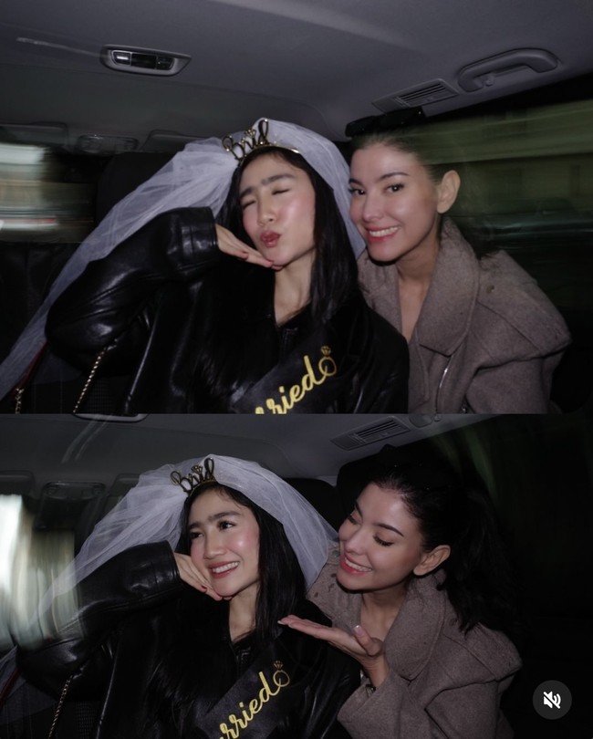 Sementara Medina memilih mengenakan busana berwarna coklat. Pose bareng, dua-duanya sama-sama terlihat cantik. Foto: Instagram/@medinadinaaa