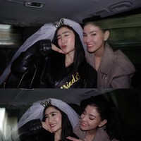 Sementara Medina memilih mengenakan busana berwarna coklat. Pose bareng, dua-duanya sama-sama terlihat cantik. Foto: Instagram/@medinadinaaa