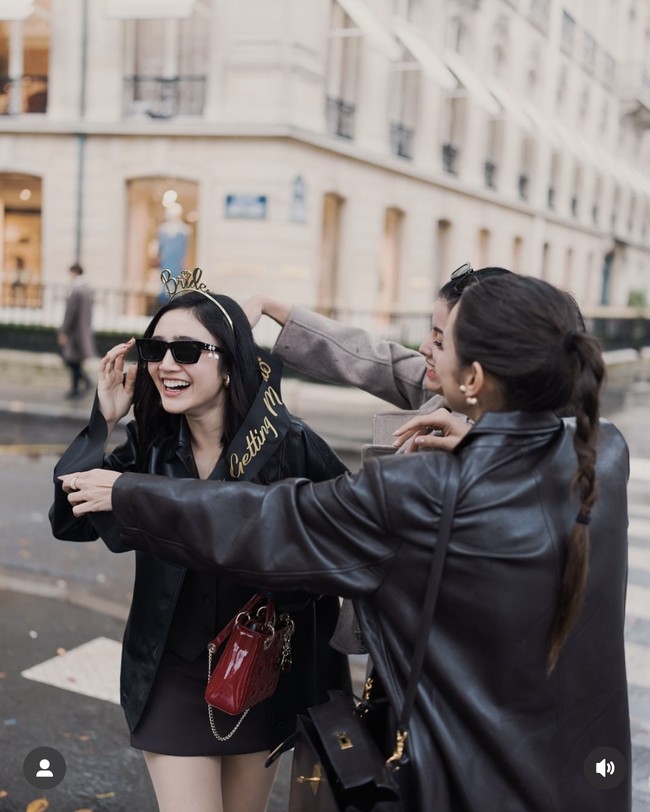Momen liburan tersebut pastinya akan terasa semakin berkesan dengan adanya kejutan bridal shower dari para sahabat. Aura calon manten Febby pun terlihat semakin terpancar. Foto: Instagram/@medinadinaaa
