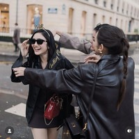 Momen liburan tersebut pastinya akan terasa semakin berkesan dengan adanya kejutan bridal shower dari para sahabat. Aura calon manten Febby pun terlihat semakin terpancar. Foto: Instagram/@medinadinaaa