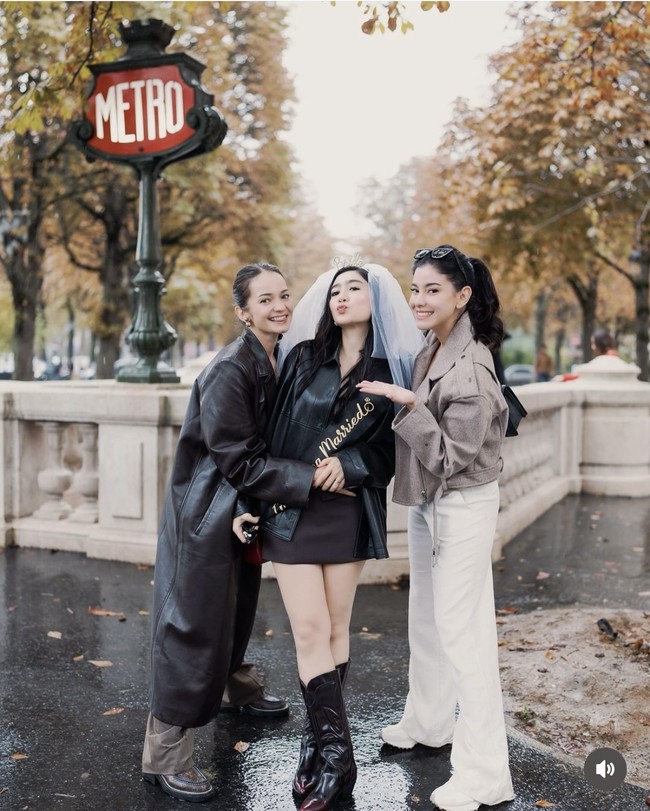 Melalui akun Instagram pribadinya Medina Dina baru saja membagikan momen kejutan bridal shower dari dirinya dan Enzy Storia untuk Febby Rastanty yang akan segera melepas masa lajangnya. Kejutan tersebut diberikan saat ketiganya tengah berlibur ke Paris, Prancis. Foto: Instagram/@medinadinaaa