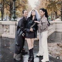 Melalui akun Instagram pribadinya Medina Dina baru saja membagikan momen kejutan bridal shower dari dirinya dan Enzy Storia untuk Febby Rastanty yang akan segera melepas masa lajangnya. Kejutan tersebut diberikan saat ketiganya tengah berlibur ke Paris, Prancis. Foto: Instagram/@medinadinaaa