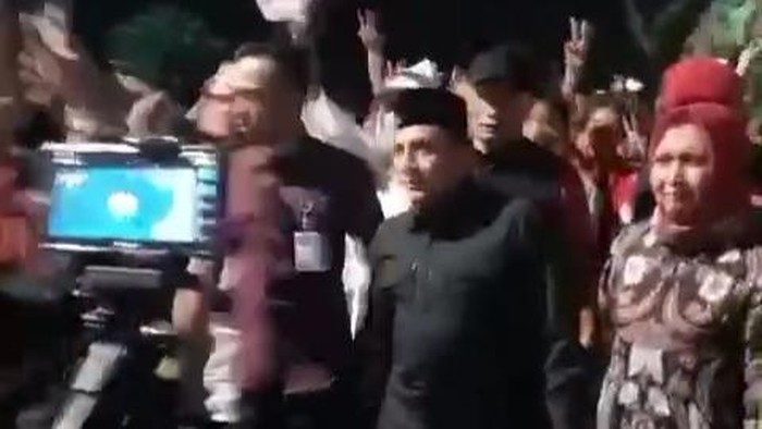 Cagubsu Edy Rahmayadi bersama istri berjalan sebelum momen dilempar botol plastik. (Dok. Istimewa)