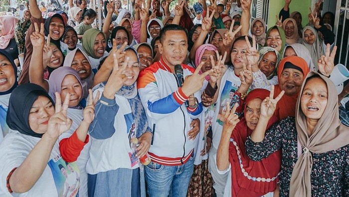 Calon Bupati Karawang nomor urut 2 Aep Syaepuloh saat berkampanye di Telukjambe Barat Kabupaten Karawang