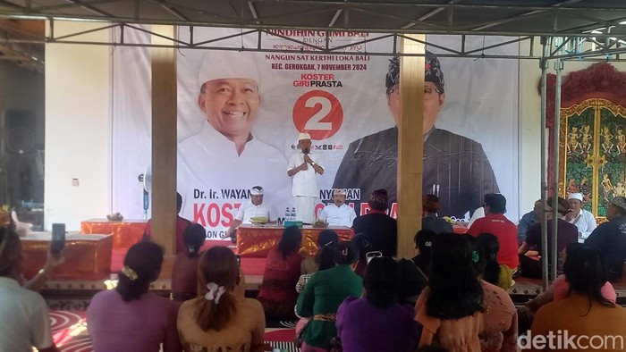 Calon gubernur Bali nomor urut 2 Wayan Koster saat kampanye di Desa Sanggalangit, Kecamatan Gerokgak, Buleleng, Kamis (7/11/2024). (Foto: Made Wijaya Kusuma/detikBali)