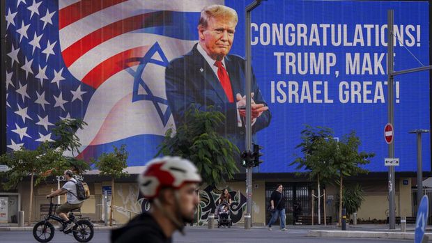 Calon presiden dari Partai Republik dan mantan Presiden AS Donald Trump muncul di papan iklan ucapan selamat atas Pemilihan Presiden AS 2024, di Tel Aviv, Israel, 6 November 2024. (AP Photo/Oded Balilty)