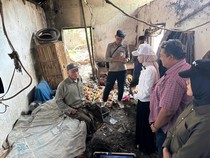 Cawali Kediri Vinanda Kunjungi-Beri Bantuan Lansia Tinggal di Rumah Tak Layak