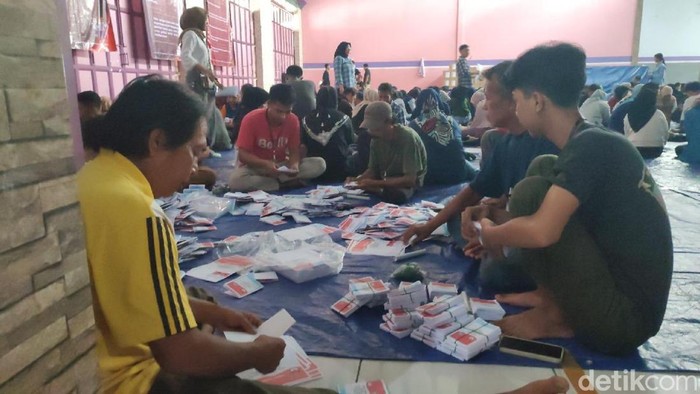 Ceceng bersama kerabat dan keluarganya melakukan sorlip surat suara Pilkada serentak 2024 di Gudang Logistik KPU Ciamis.