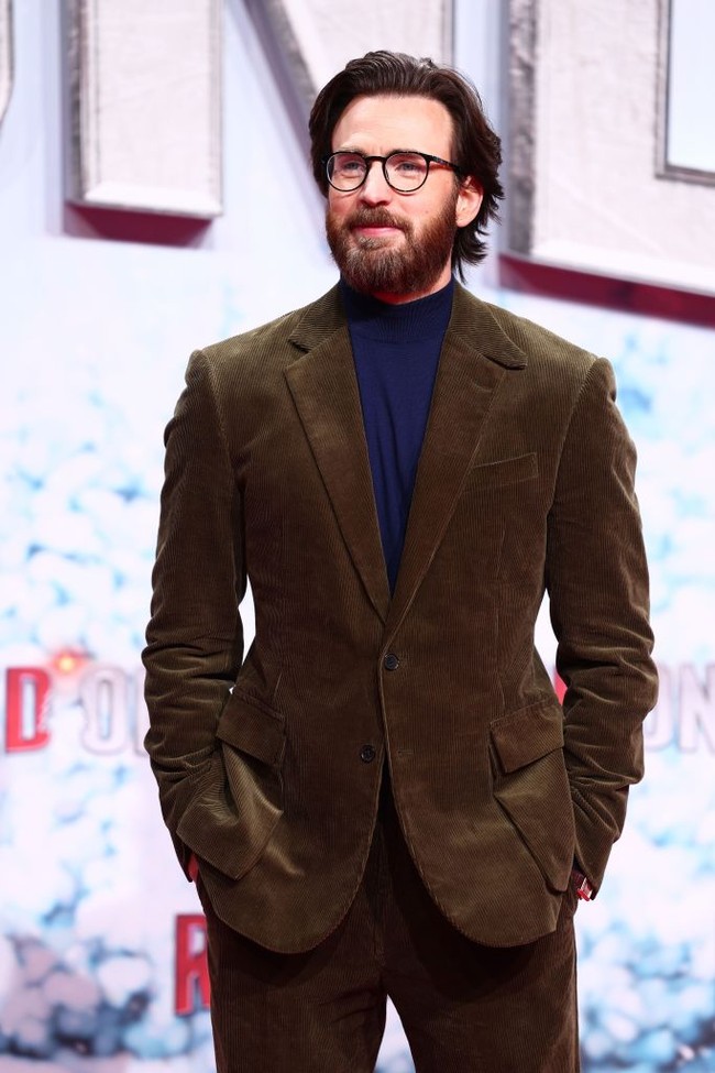 Chris Evans juga  memperlihatkan gaya rambut dan wajahnya yang bikin pangling tiga hari sebelumnya, saat menghadiri premere ‘Red One’ di Berlin, Jerman. Foto: Getty Images/Sebastian Reuter