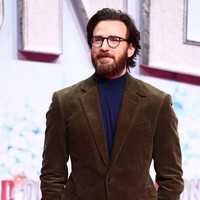 Chris Evans juga  memperlihatkan gaya rambut dan wajahnya yang bikin pangling tiga hari sebelumnya, saat menghadiri premere ‘Red One’ di Berlin, Jerman. Foto: Getty Images/Sebastian Reuter