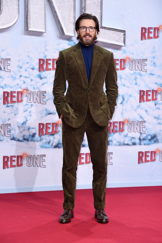 Bintang ‘The Avengers’ ini memilih preppy look dengan setelan jas cokelat dipadu turtle neck, tak lupa kacamata sebagai pelengkap gaya. Foto: Getty Images/Sebastian Reuter