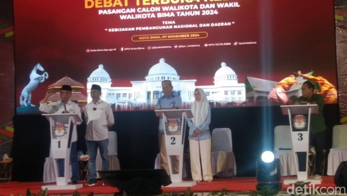 Debat terbuka kedua Pemilihan Wali Kota (Pilwalkot) Bima 2024 di Paruga Convention Hall, Kota Bima, Kamis (7/11/2024) malam. (Foto: Rafiin/detikBali)