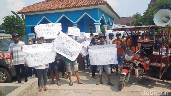 Warga menggelar aksi demo di depan kantor Balai Desa Tawangharjo Kecamatan Wedarijaksa Kabupaten Pati, Kamis (7/11/2024).