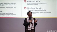 Pramono melihat keluhan masyarakat selama ini yakni mengurus KJP yang cukup rumit karena harus diurus di kantor yang ada di daerah Rawa Bunga dengan persyaratan yang rumit juga.  