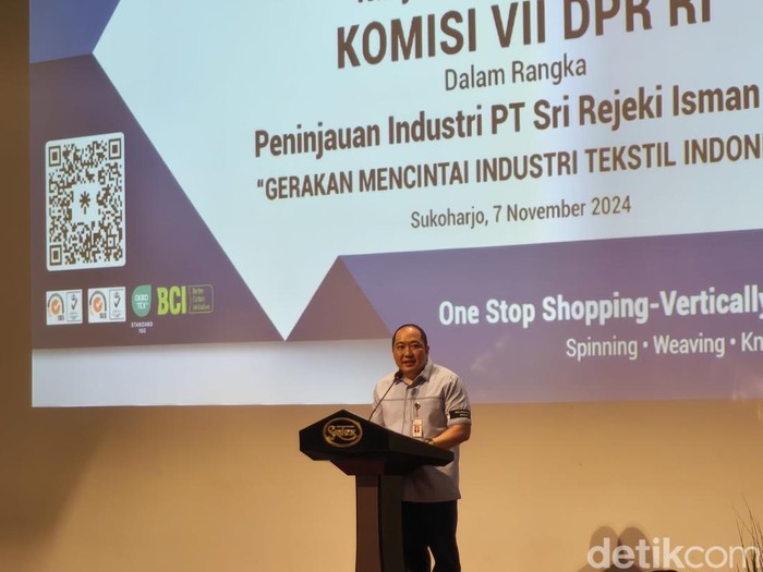 Direktur Utama PT Sri Rejeki Isman Tbk (Sritex), Iwan Kurniawan, saat memberi sambutan di PT Sritex, Kecamatan/Kabupaten Sukoharjo, Kamis (7/11/2024).