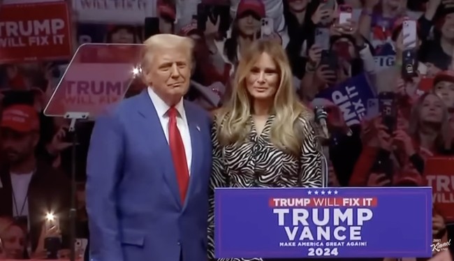 Bagiku, tidak ada yang lebih indah daripada menyaksikan seorang pria dan istrinya berusaha untuk tidak saling mengotori krim bronzing mereka, sindir Jimmy. Ia merujuk pada kulit kemerahan Trump yang kerap diberitakan tidak alami karena hasil tanning.  (Foto: AP Photo/Evan Vucci)