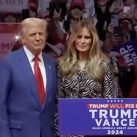 Bagiku, tidak ada yang lebih indah daripada menyaksikan seorang pria dan istrinya berusaha untuk tidak saling mengotori krim bronzing mereka, sindir Jimmy. Ia merujuk pada kulit kemerahan Trump yang kerap diberitakan tidak alami karena hasil tanning.  (Foto: AP Photo/Evan Vucci)