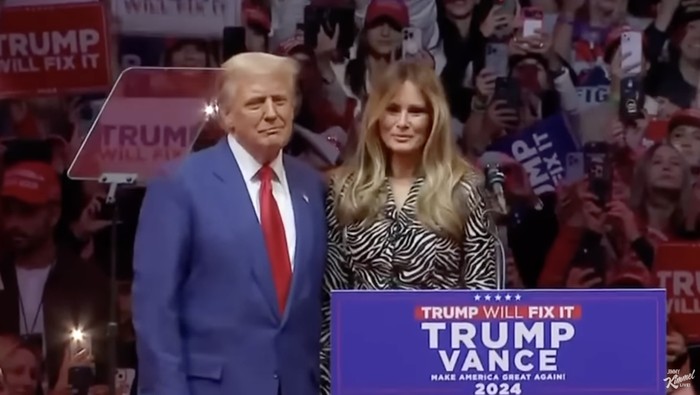 Donald Trump dan Melania Trump Cium Kaku