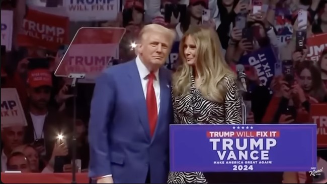 Presenter dan komedian Jimmy Kimmel itu langsung menjadikan momen tersebt baan lelucon. “Lihatlah cara kedua sejoli ini berinteraksi satu sama lain. Chemistry mereka, positif membara,” ujarnya. (Foto: YouTube)