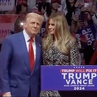 Presenter dan komedian Jimmy Kimmel itu langsung menjadikan momen tersebt baan lelucon. “Lihatlah cara kedua sejoli ini berinteraksi satu sama lain. Chemistry mereka, positif membara,” ujarnya. (Foto: YouTube)