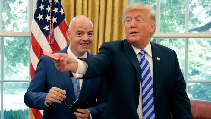 WASHINGTON, DC - AUGUST 28:  U.S. President Donald Trump pretends to give a red card to members of the news media with FIFA President Gianni Infantino in the Oval Office at the White House August 28, 2018 in Washington, DC. The 2026 FIFA World Cup will be jointly hosted by the United States, Canada and Mexico and will be the first World Cup in history to be held in three countries at the same time.  (Photo by Chip Somodevilla/Getty Images)
