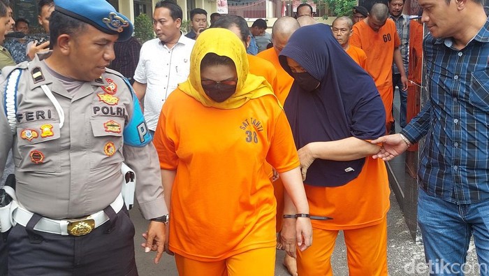 Dua IRT tersangka TPPO saat digiring polisi ke ruang tahanan Polresta Cirebon