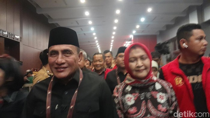 Edy Rahamayadi bersama istrinya usai kegiatan debat kedua Pilgub Sumut di Medan, Rabu (6/11/2024) malam. (Nizar Aldi/detikcom)