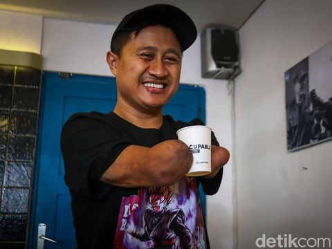 Eko Sugeng sedang meracik kopi di Cupable Coffee, Sleman, Rabu (6/11/2024).