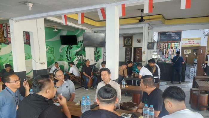 Emil Dardak nongkrong bareng pelaku usaha warkop di Surabaya