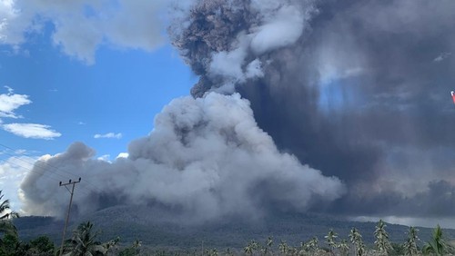 Erupsi dan awan panas guguran Gunung Lewotobi Laki-Laki, Flores Timur, NTT, Kamis (7/11/2024). (PVMBG Pos Pengamatan Gunungapi Lewotobi Laki-laki)